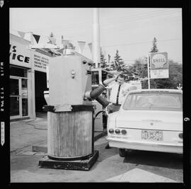 Schaus Service Station, Robot Serves Gas