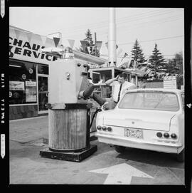 Schaus Service Station, Robot Serves Gas